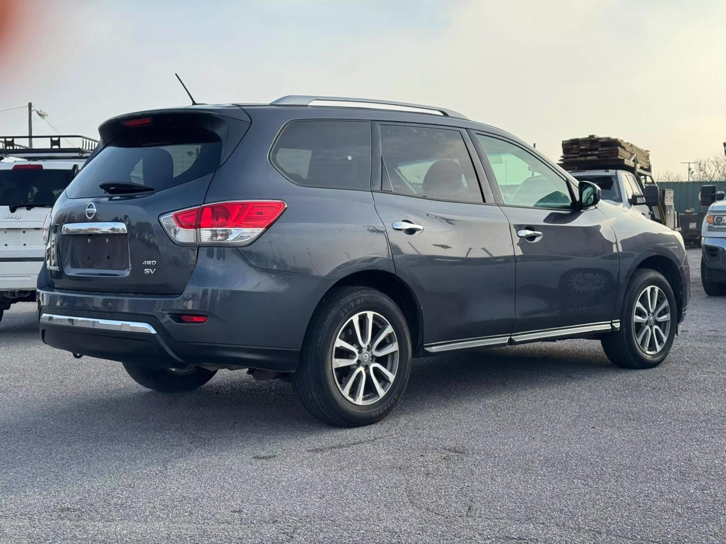 2014 Nissan Pathfinder SV photo 4