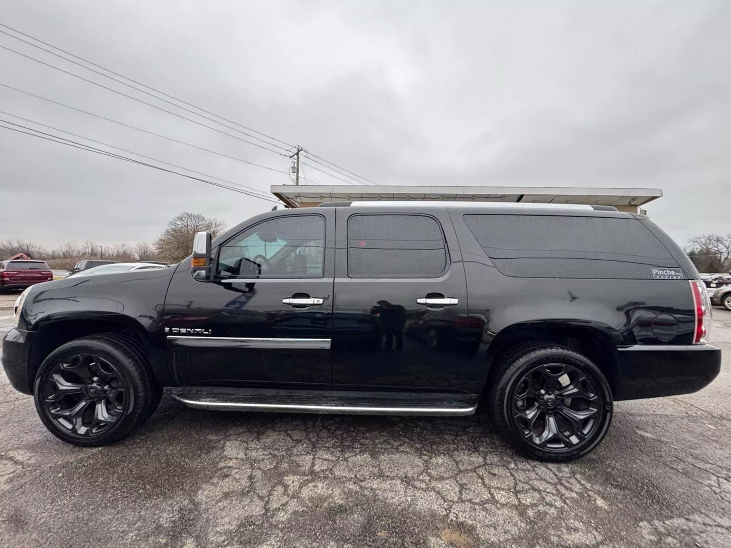 2007 GMC Yukon XL Denali photo 3