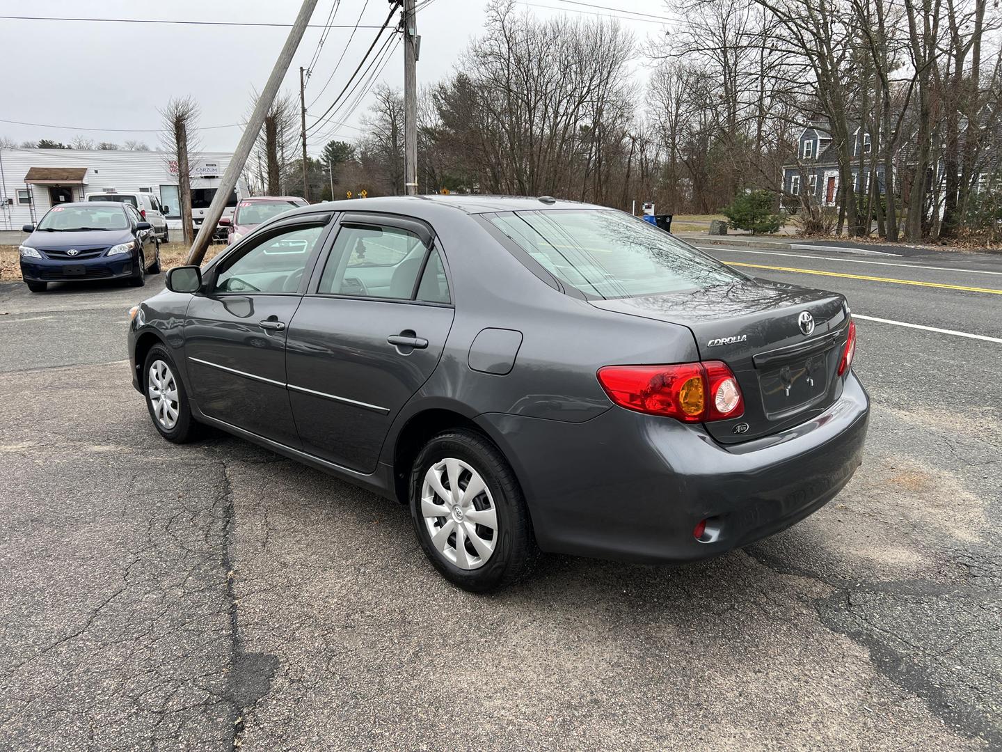 2010 Toyota Corolla LE photo 3