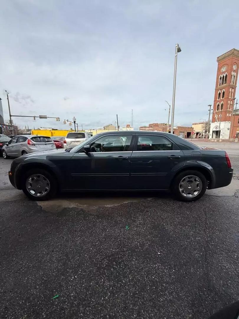 2005 Chrysler 300 Touring photo 7