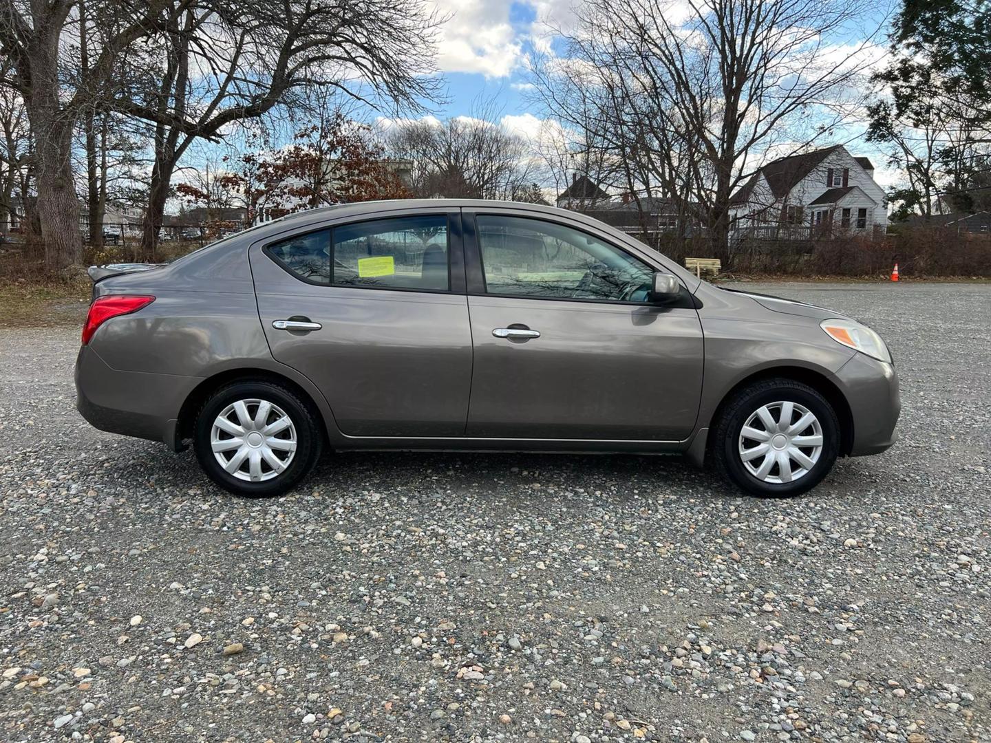 2014 Nissan Versa Sedan SV photo 4