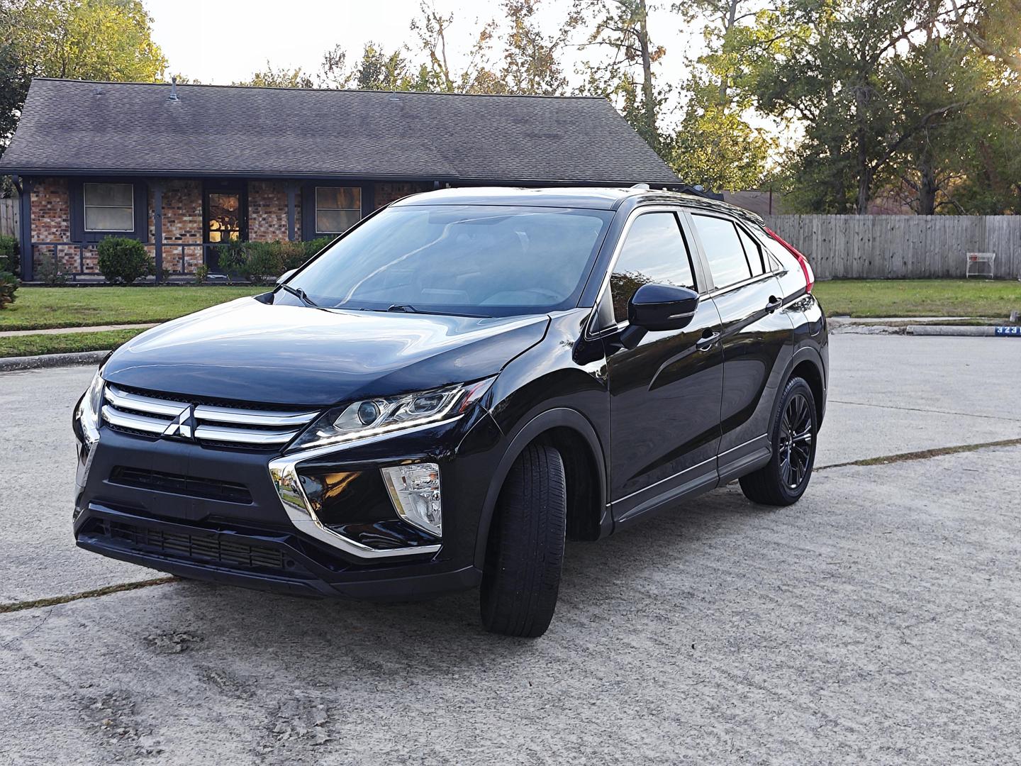 2020 Mitsubishi Eclipse Cross LE photo 3