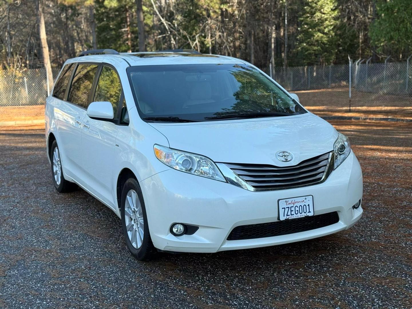 Toyota Sienna's photo