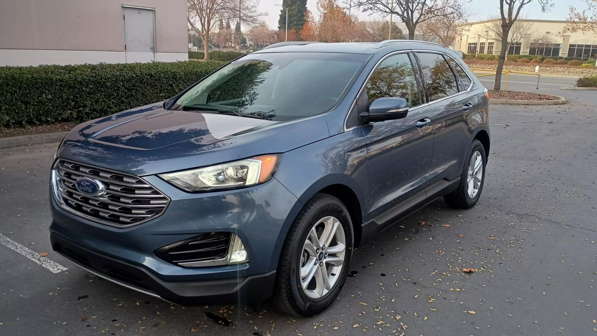 2019 Ford Edge SEL photo 3