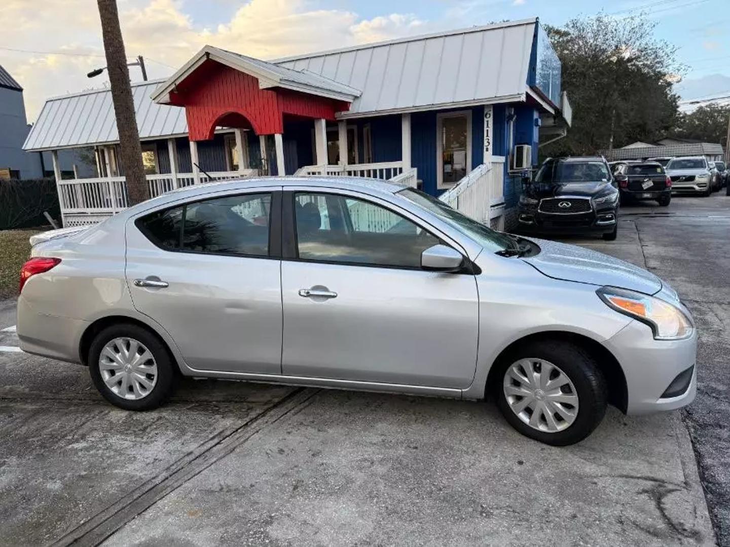 2016 Nissan Versa Sedan SV photo 4