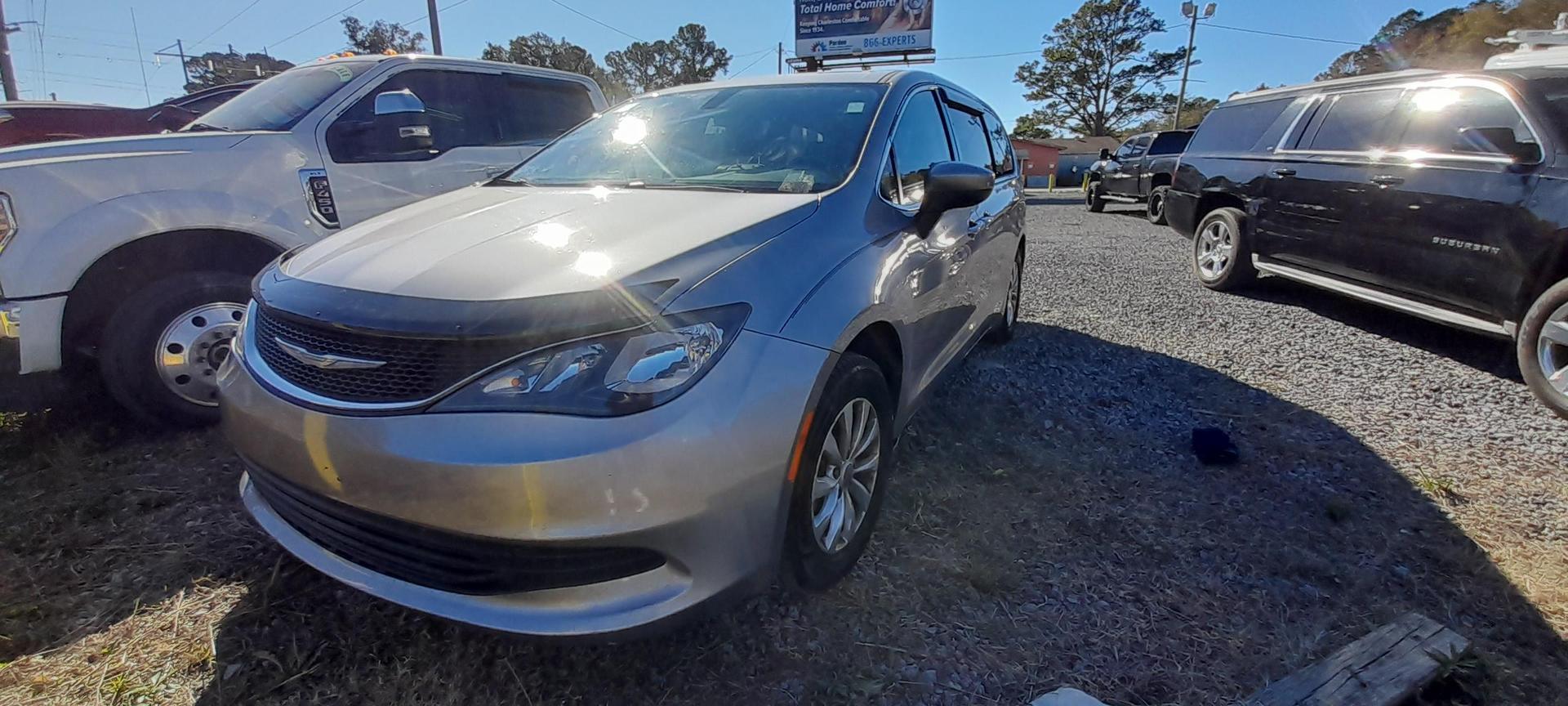 2017 Chrysler Pacifica Touring photo 3