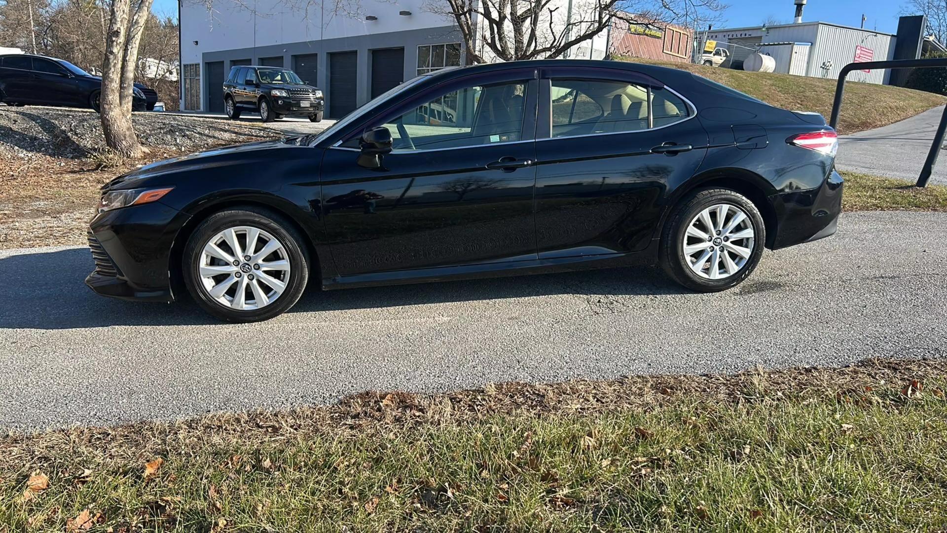 2018 Toyota Camry LE photo 26