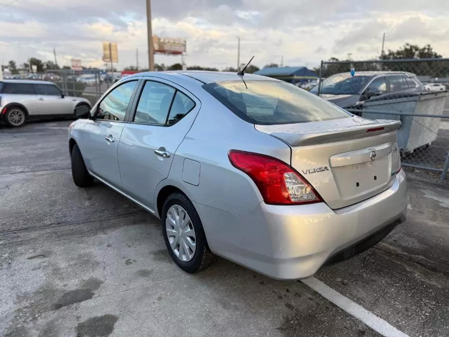 2016 Nissan Versa Sedan SV photo 8