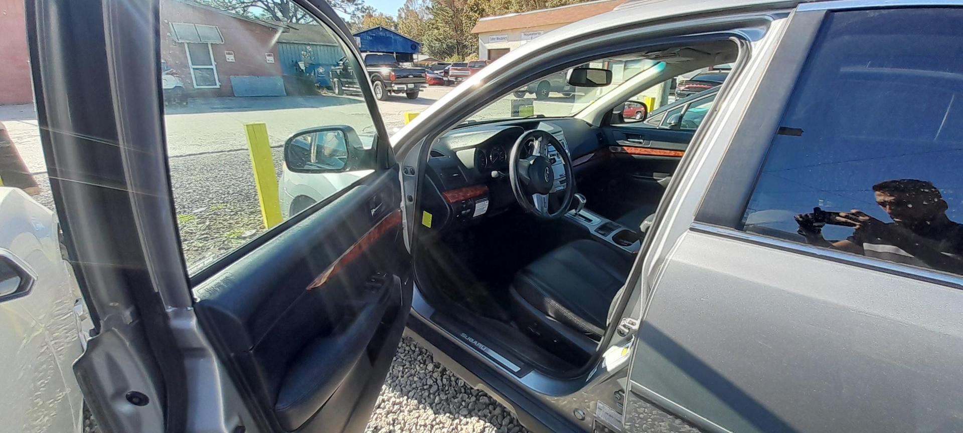 2010 Subaru Outback I Limited photo 6