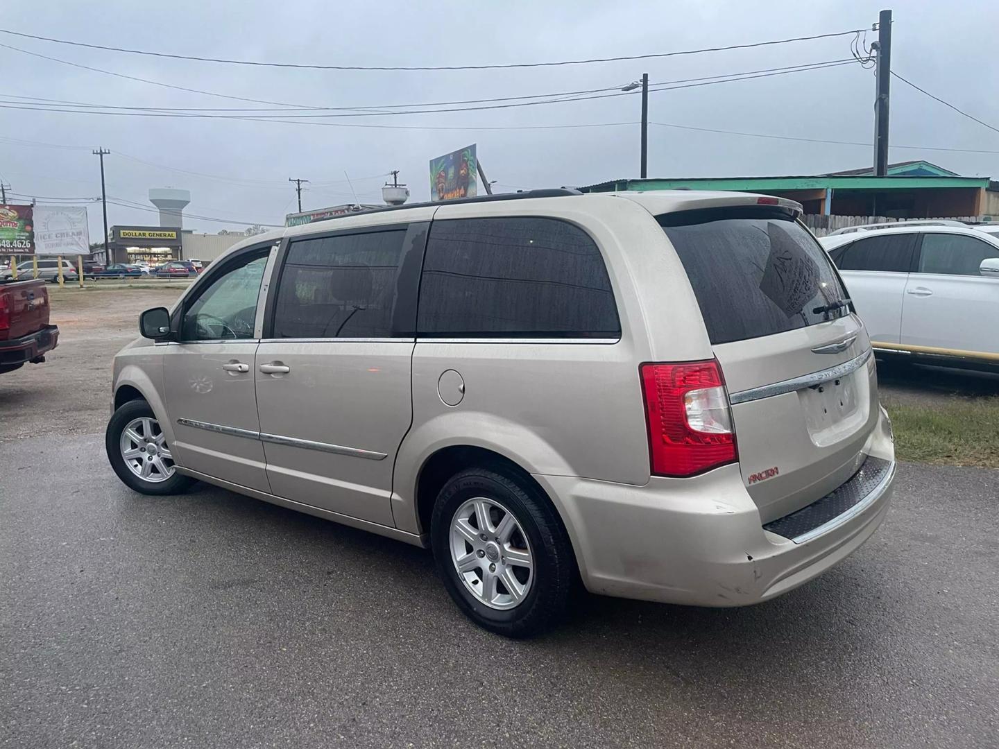 2012 Chrysler Town & Country Touring photo 4