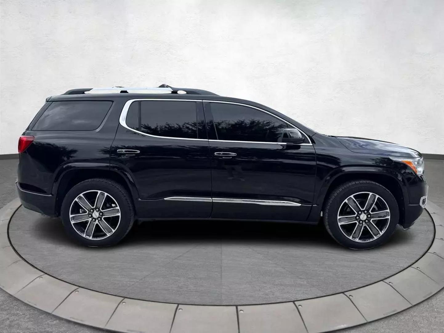 2017 GMC Acadia Denali photo 2