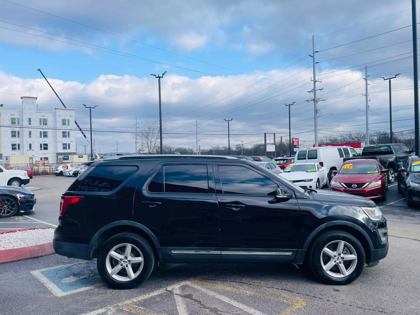 2017 Ford Explorer XLT photo 5