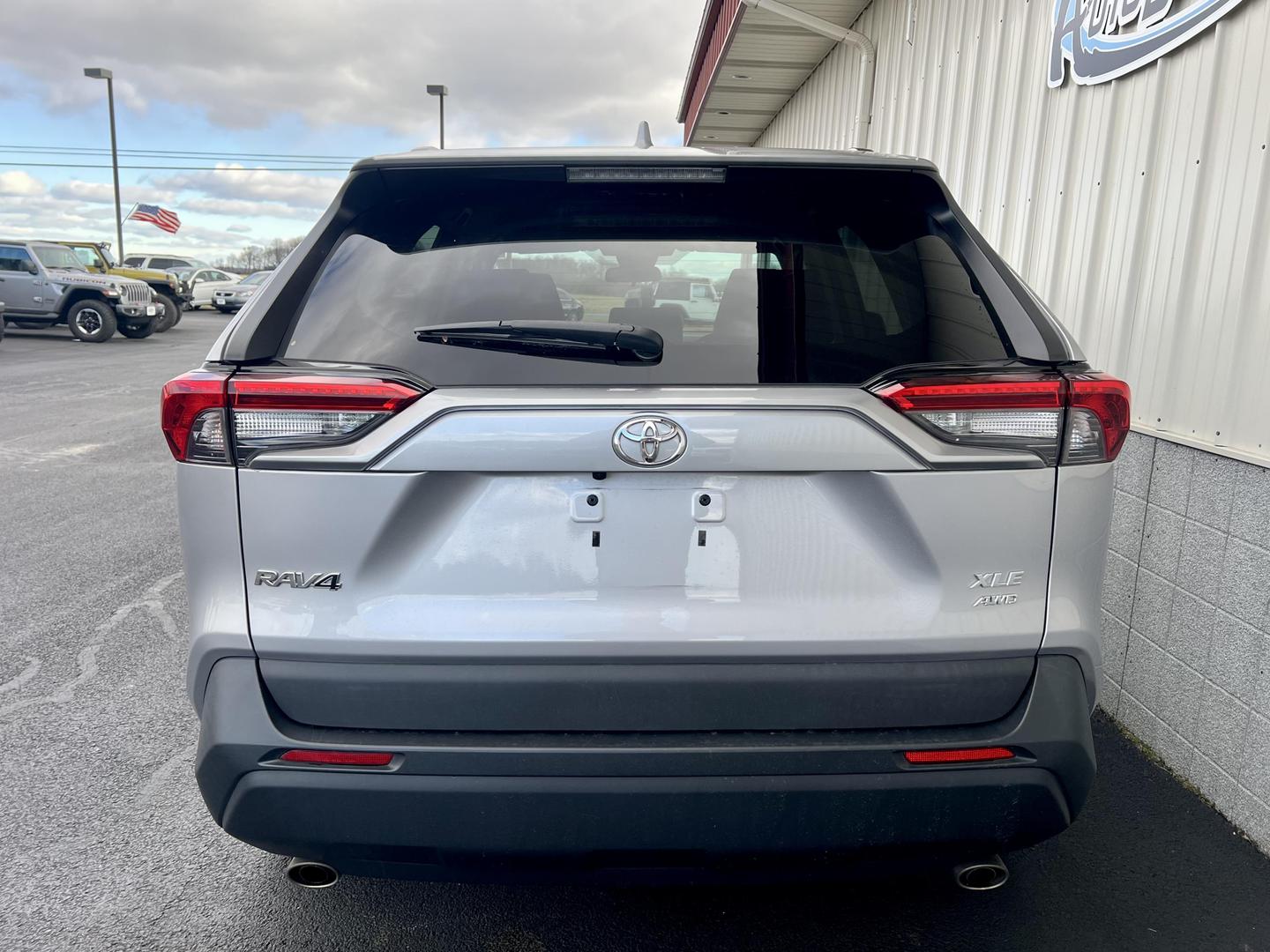 2021 Toyota RAV4 XLE photo 4