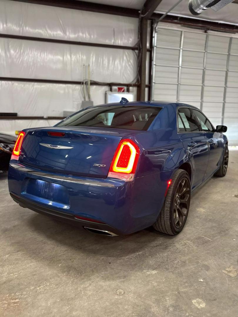 2021 Chrysler 300 Touring photo 6