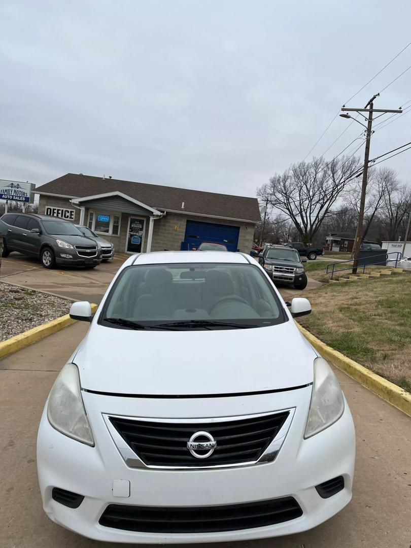 Nissan Versa's photo