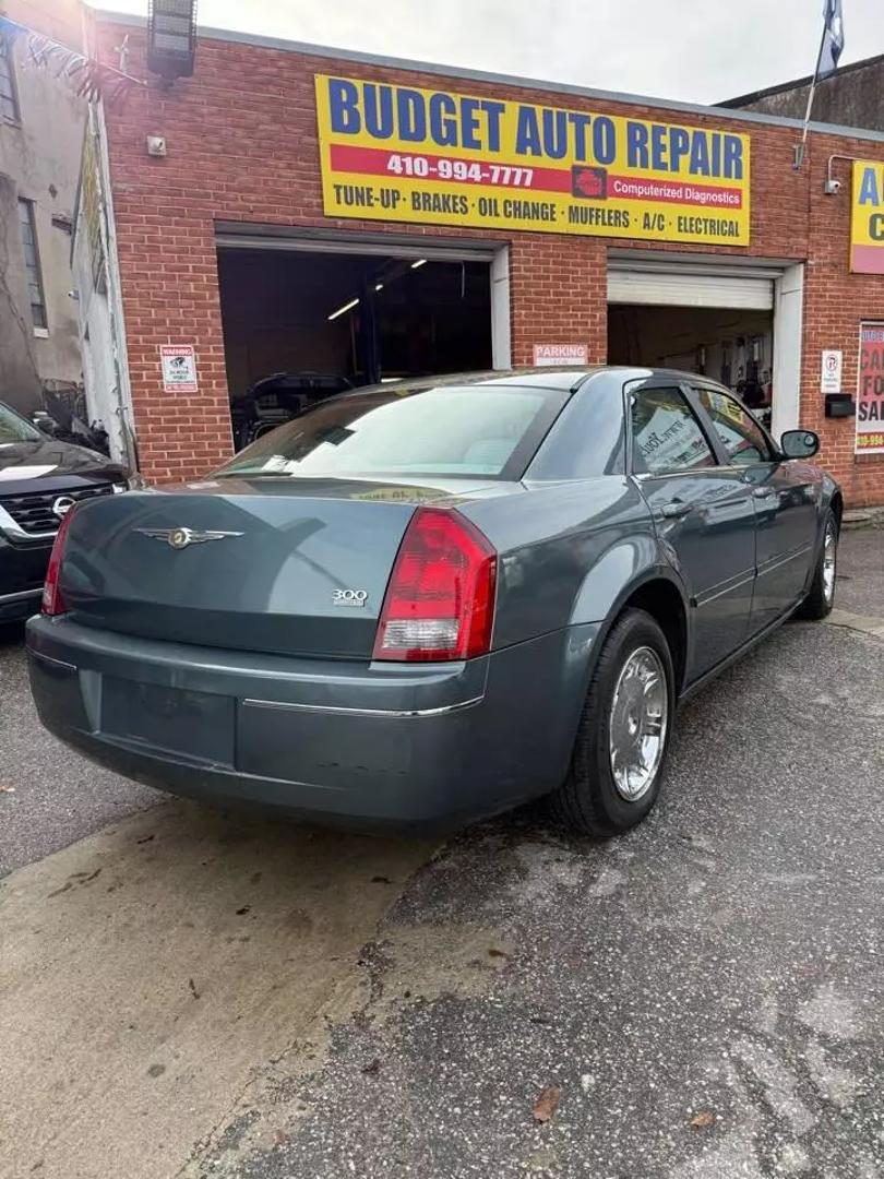 2005 Chrysler 300 Touring photo 11