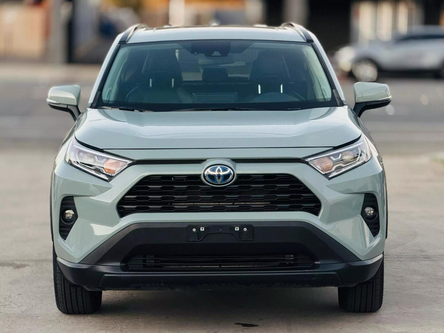 2021 Toyota RAV4 XLE Premium photo 2