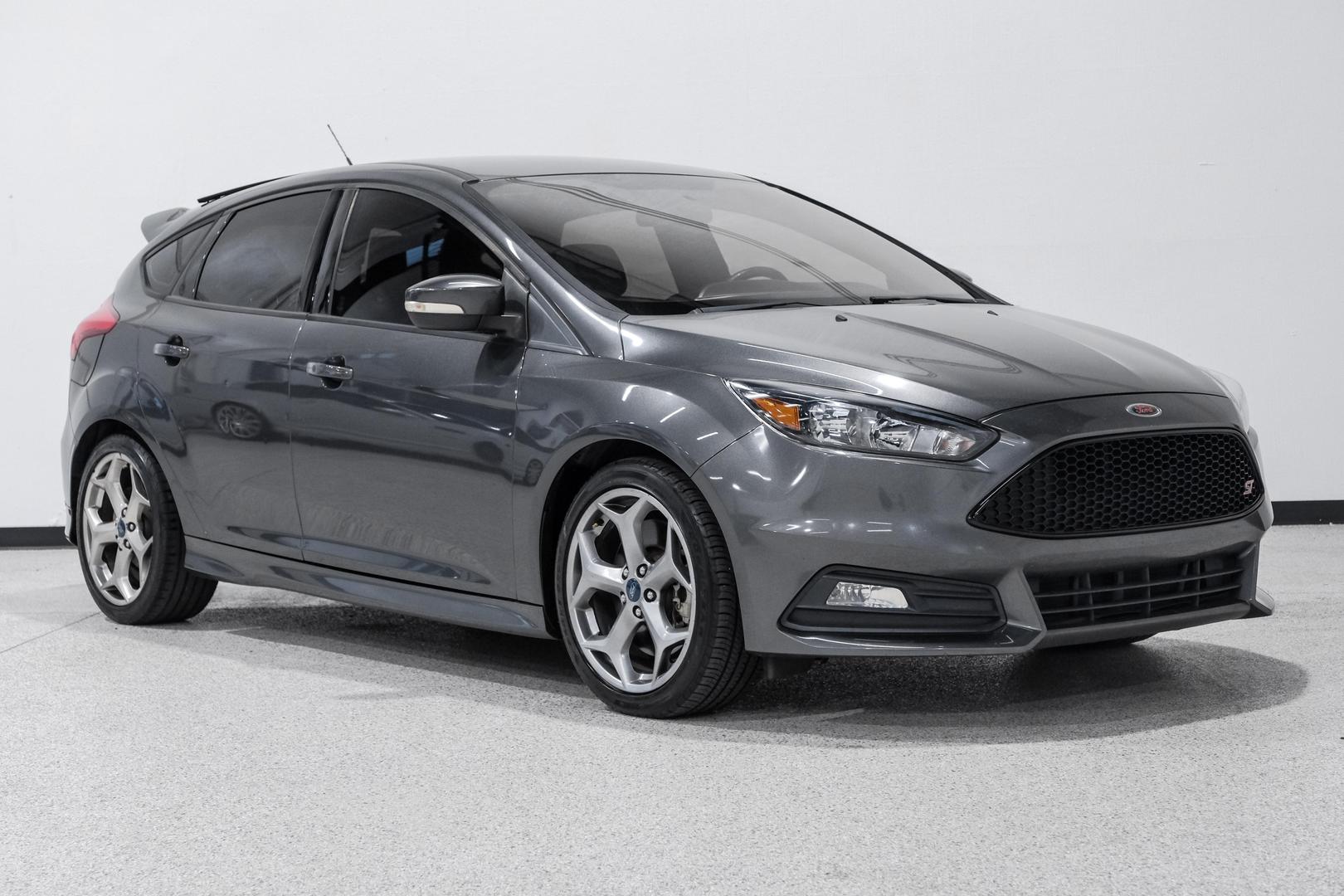 2017 Ford Focus ST photo 4