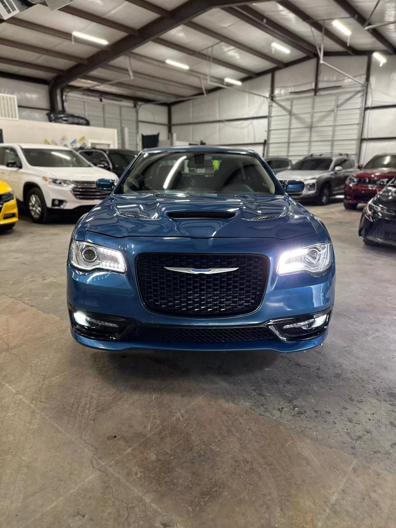 Chrysler 300's photo