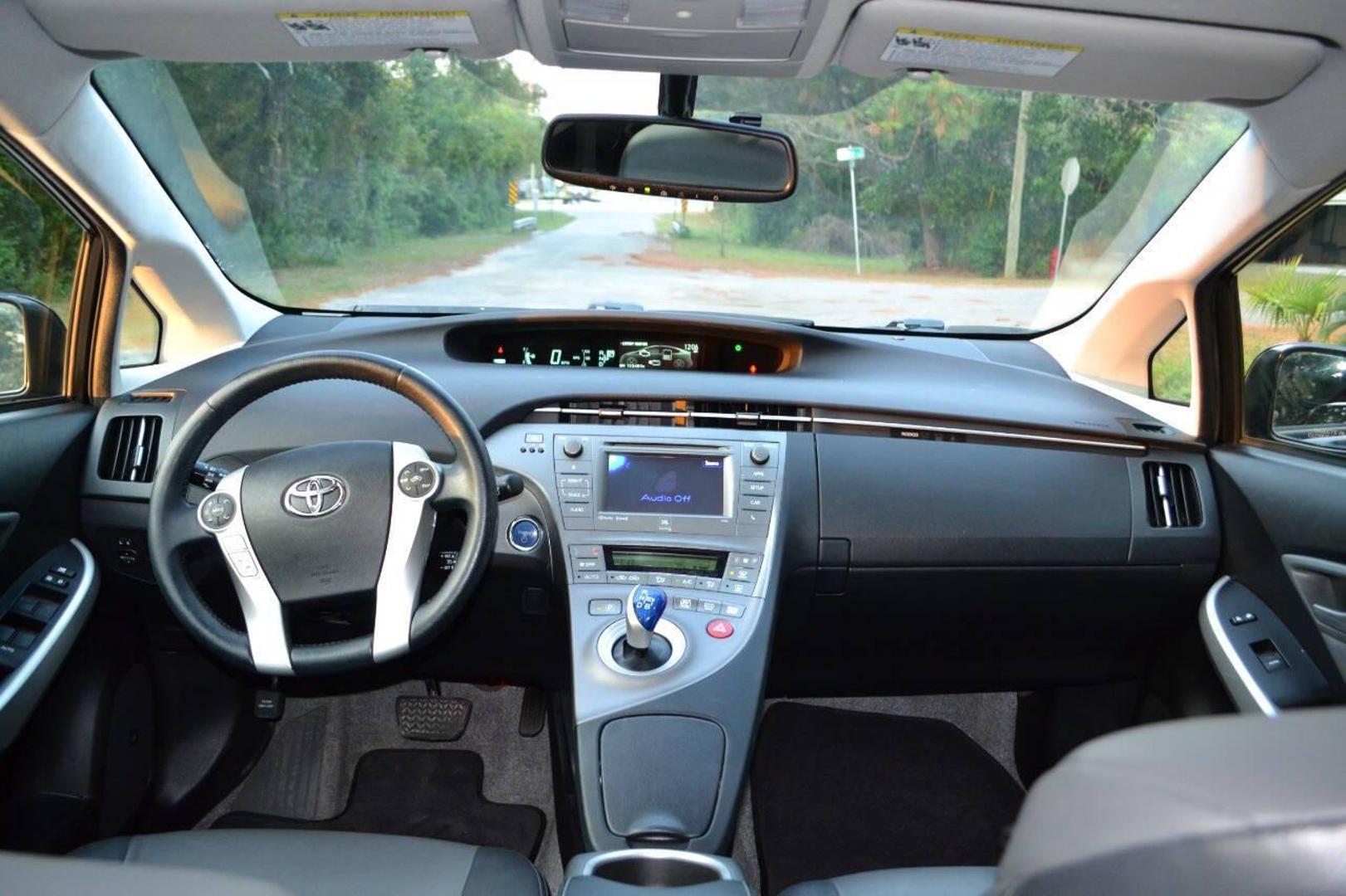 2014 Toyota Prius Four photo 25