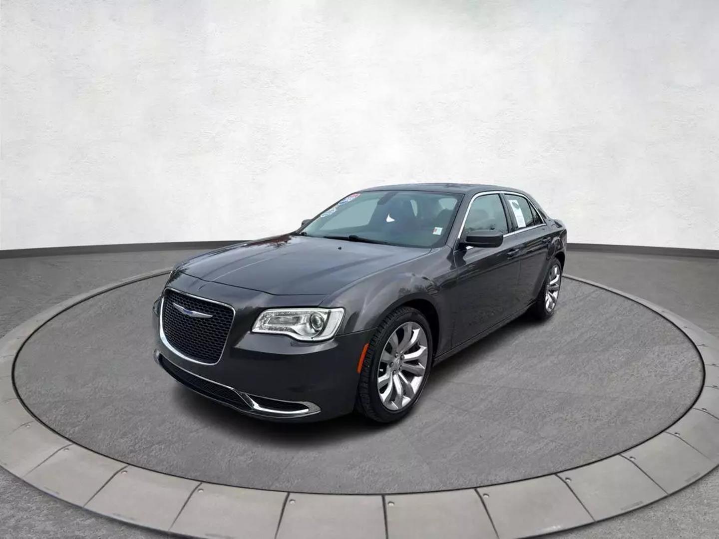 2018 Chrysler 300 Touring photo 8