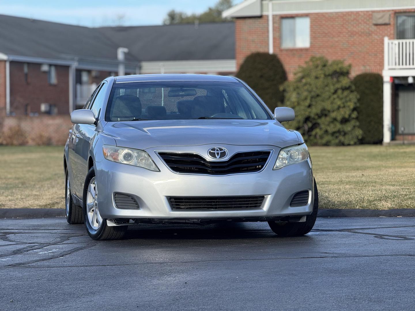 2011 Toyota Camry LE photo 3