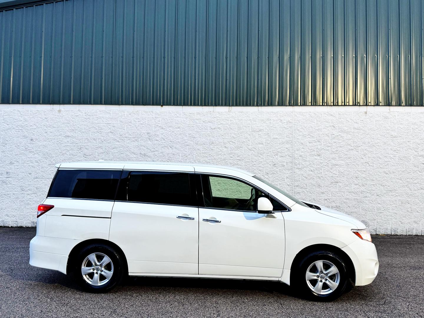 2015 Nissan Quest SV photo 2