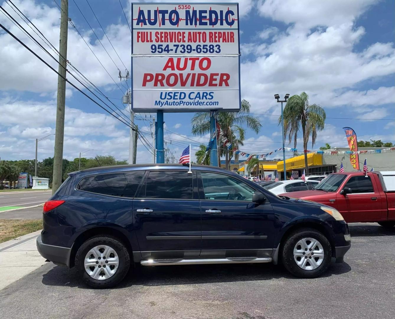 2011 Chevrolet Traverse LS photo 3