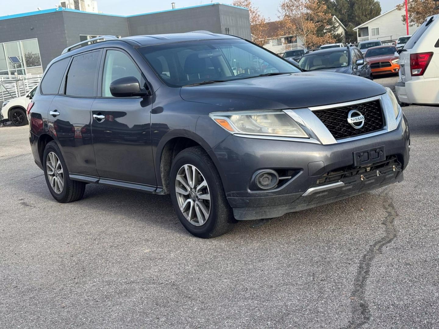 2014 Nissan Pathfinder SV photo 3