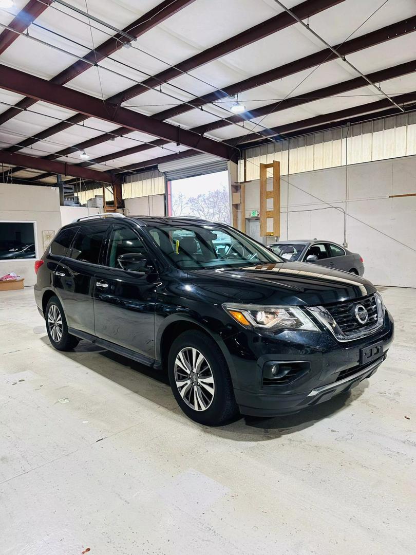 2017 Nissan Pathfinder SL photo 2