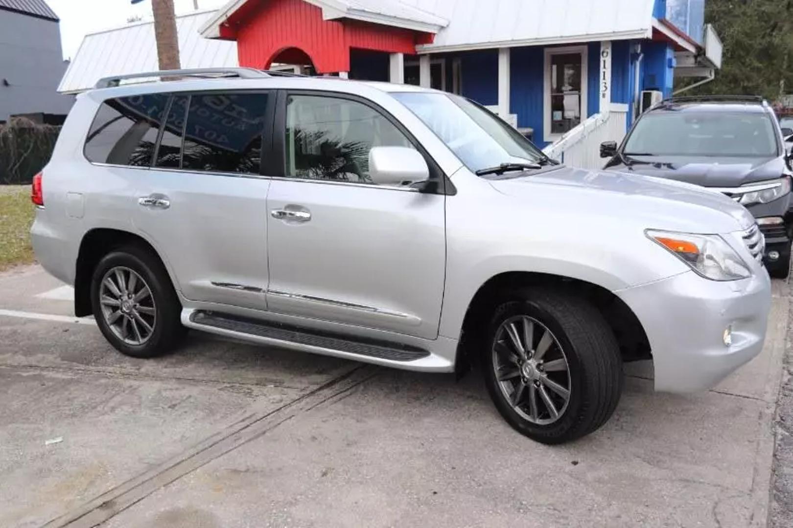 2011 Lexus LX 570 photo 4