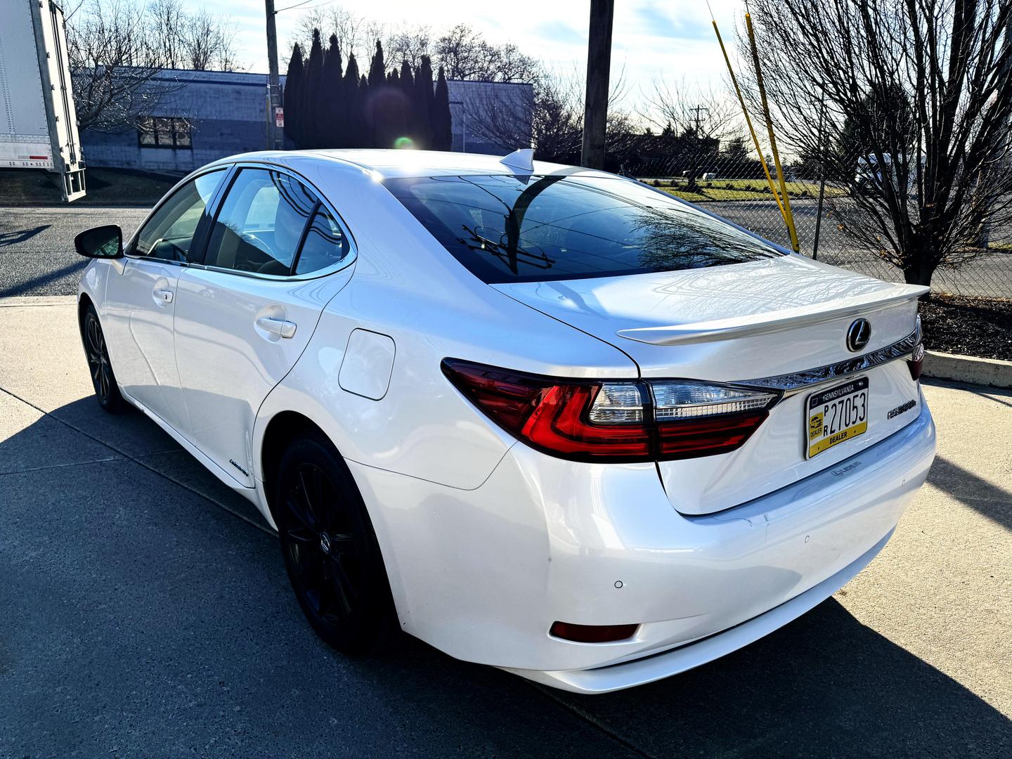 2016 Lexus ES 300h photo 5