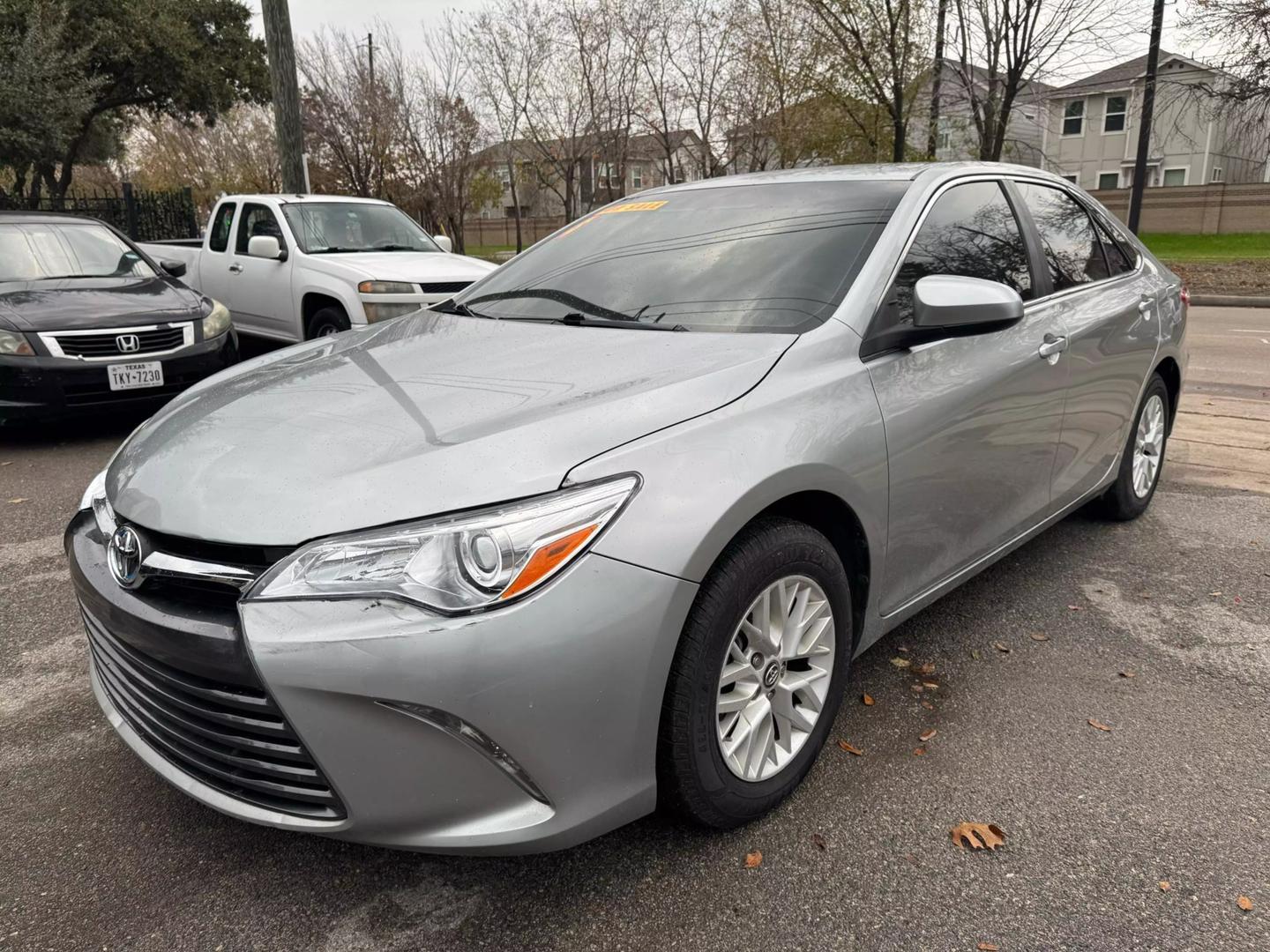 2016 Toyota Camry LE photo 2