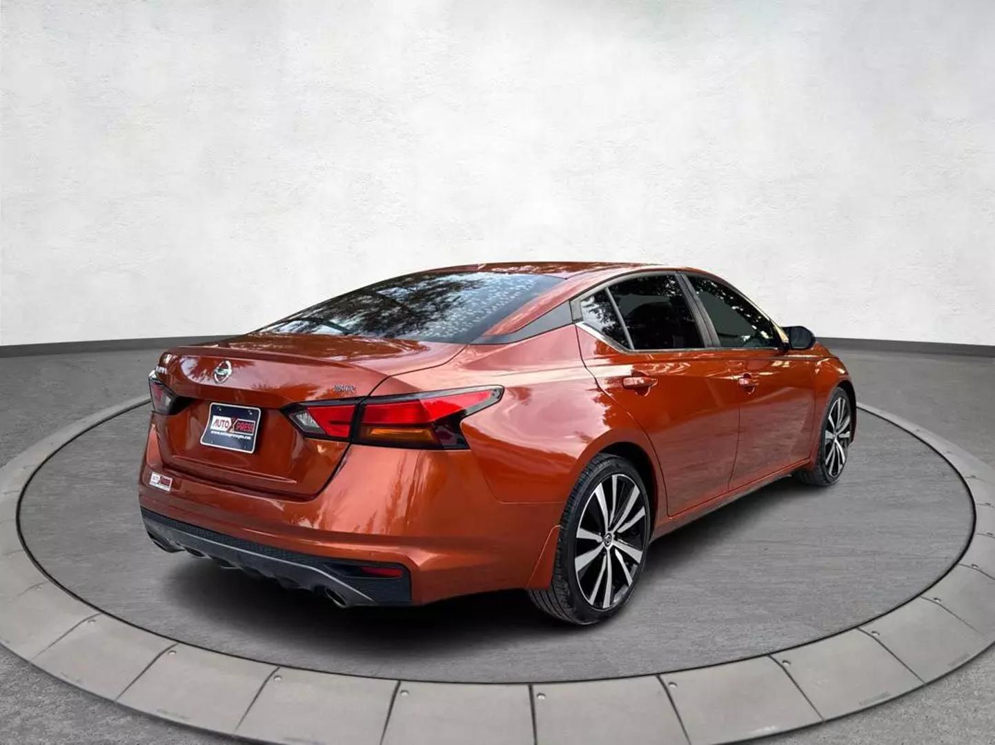 2021 Nissan Altima SR photo 3