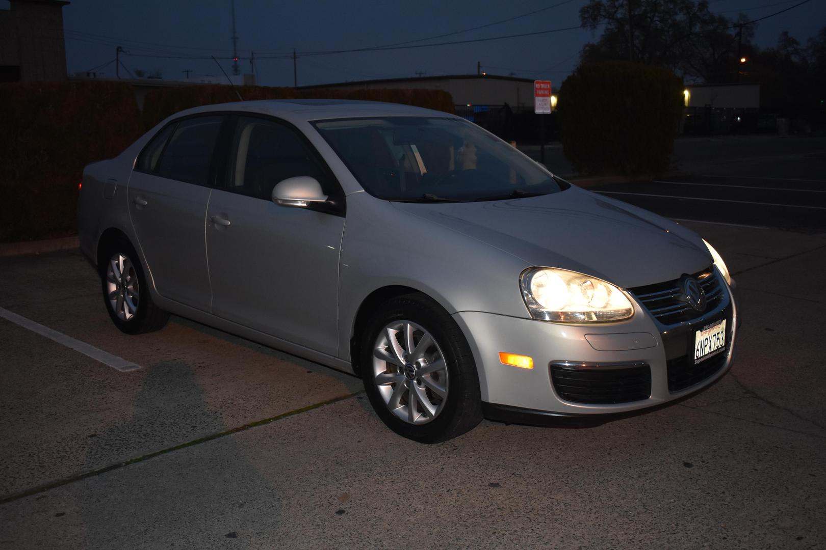 2010 Volkswagen Jetta Limited Edition photo 2