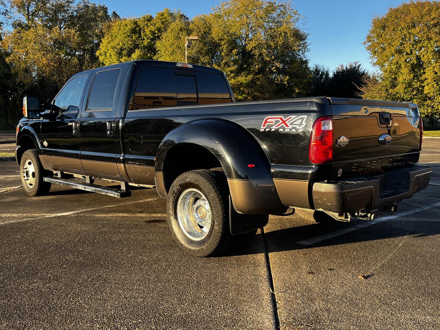 2016 Ford F-350 Super Duty Lariat photo 2