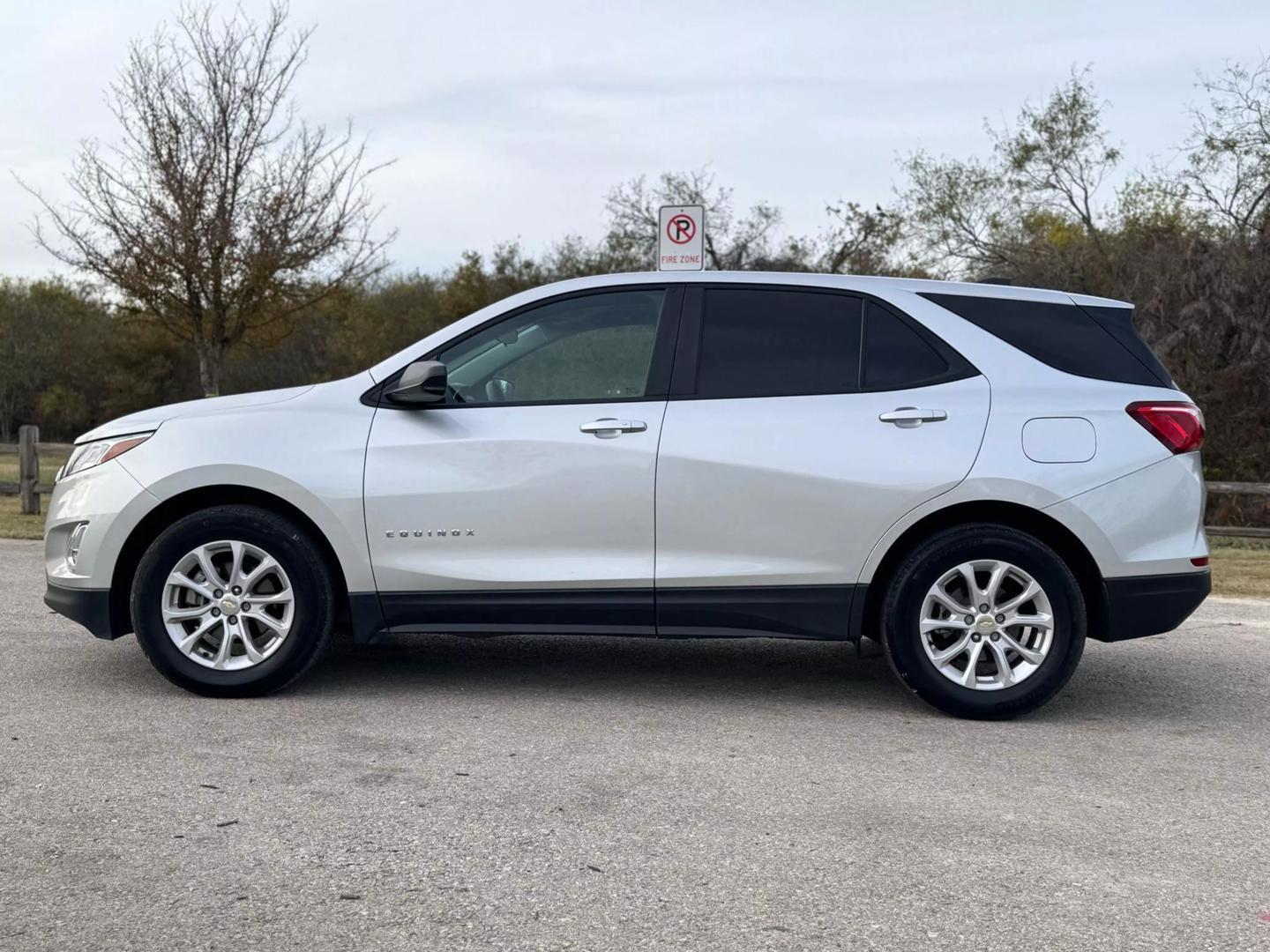 2021 Chevrolet Equinox LS photo 2