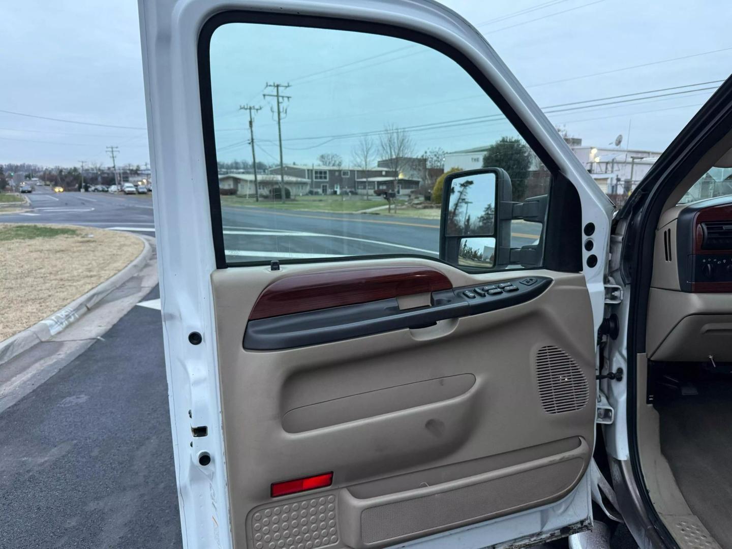 2005 Ford F-250 Super Duty Lariat photo 22