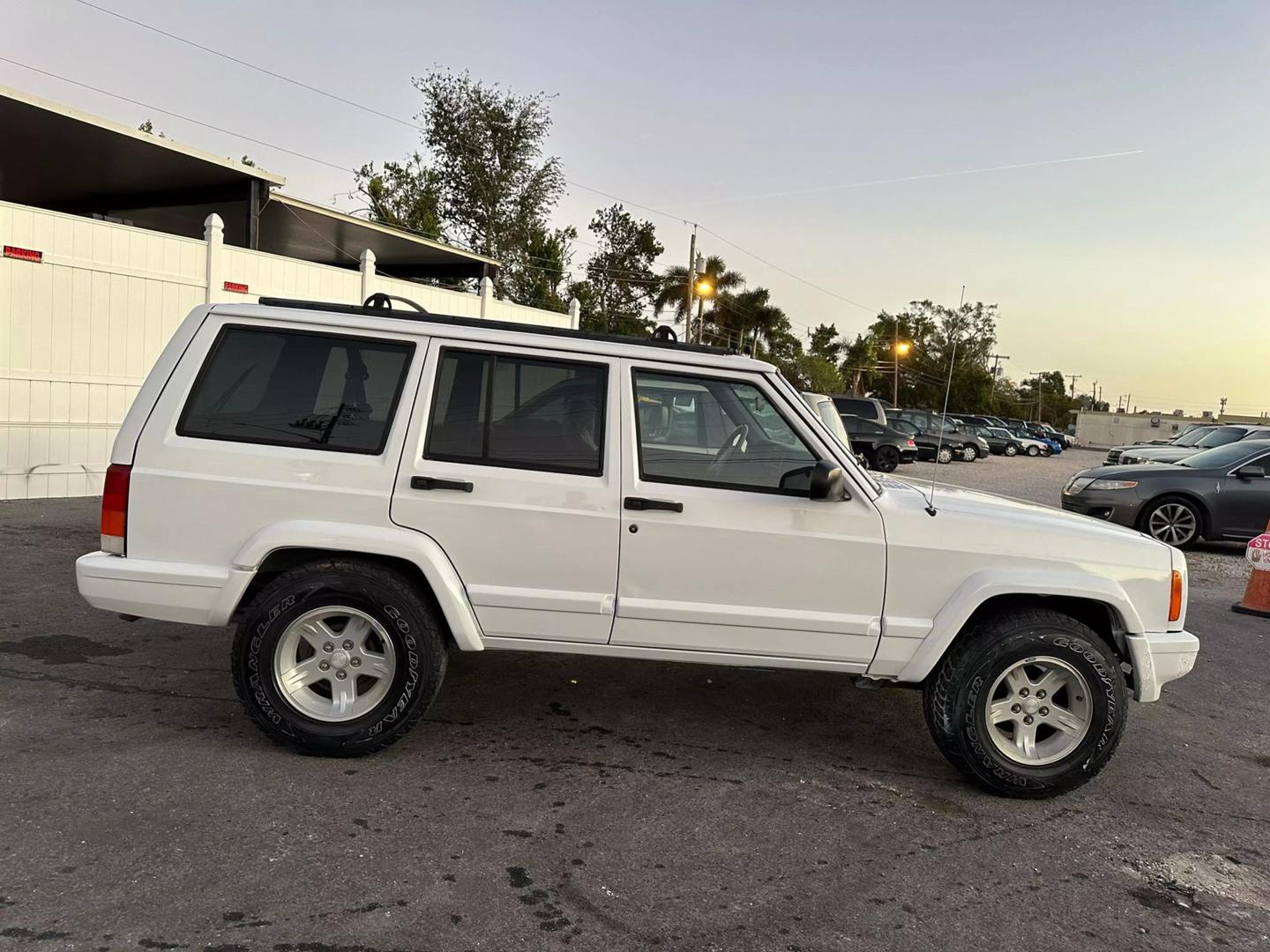 1998 Jeep Cherokee SPORT photo 2