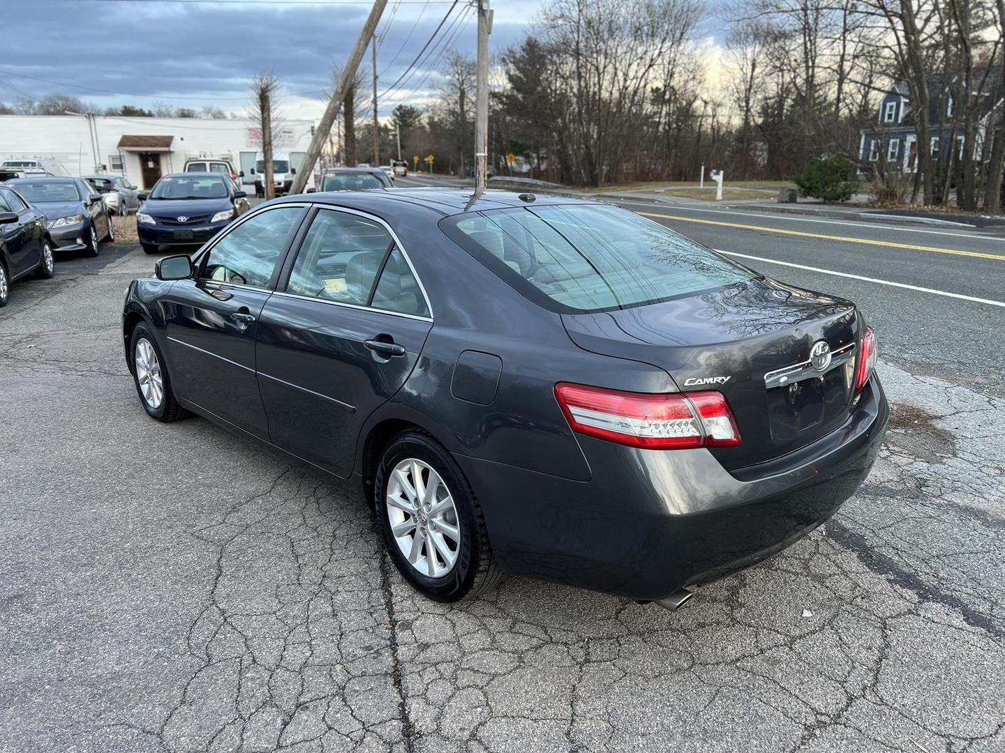 2011 Toyota Camry XLE photo 3