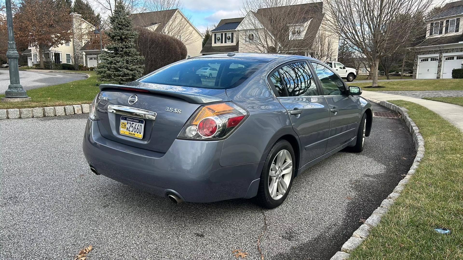 2011 Nissan Altima SR photo 22