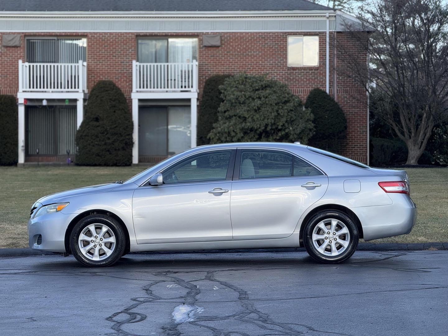 2011 Toyota Camry LE photo 5