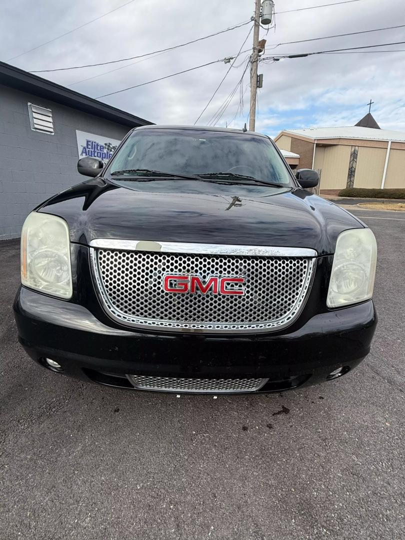 2012 GMC Yukon Denali photo 2