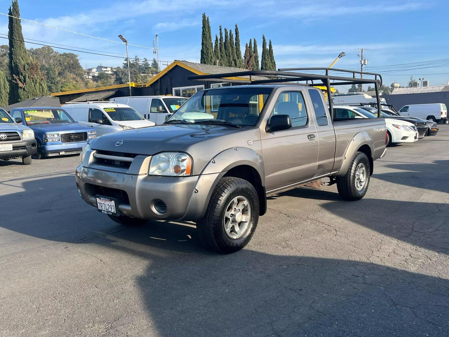 2004 Nissan Frontier XE photo 2