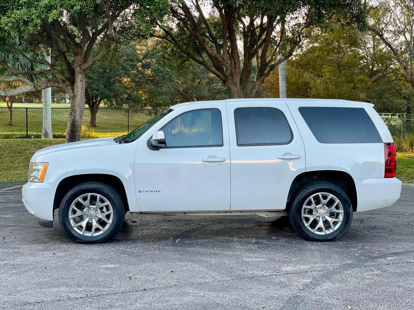 2009 Chevrolet Tahoe LS photo 2