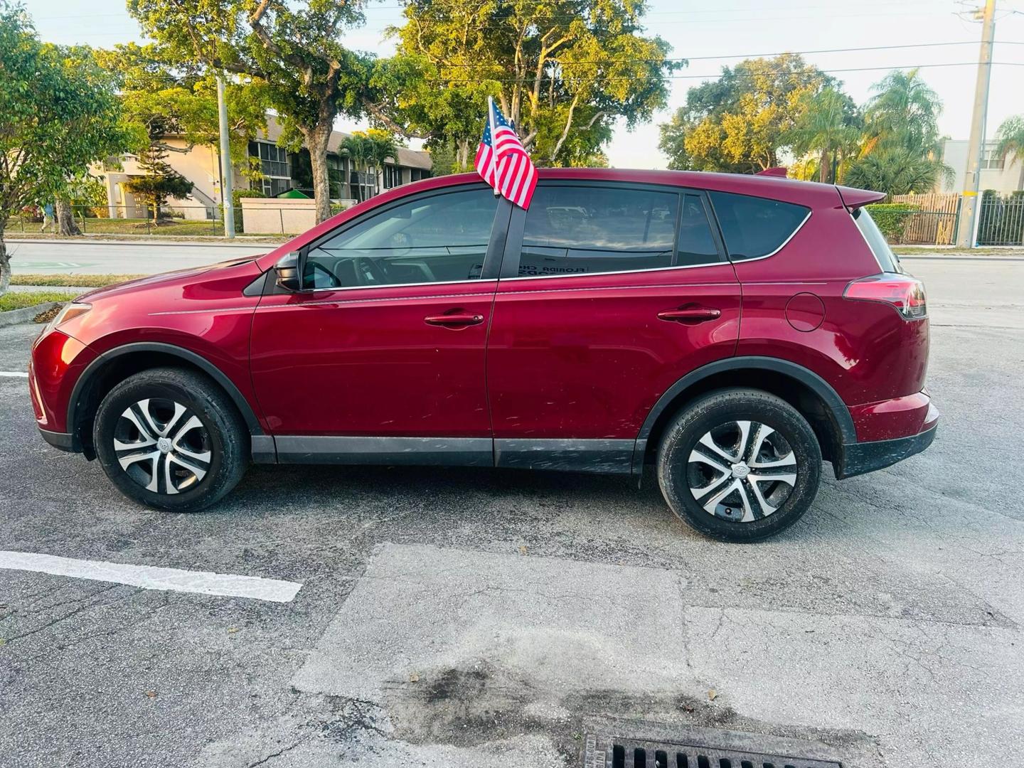 2018 Toyota RAV4 LE photo 8