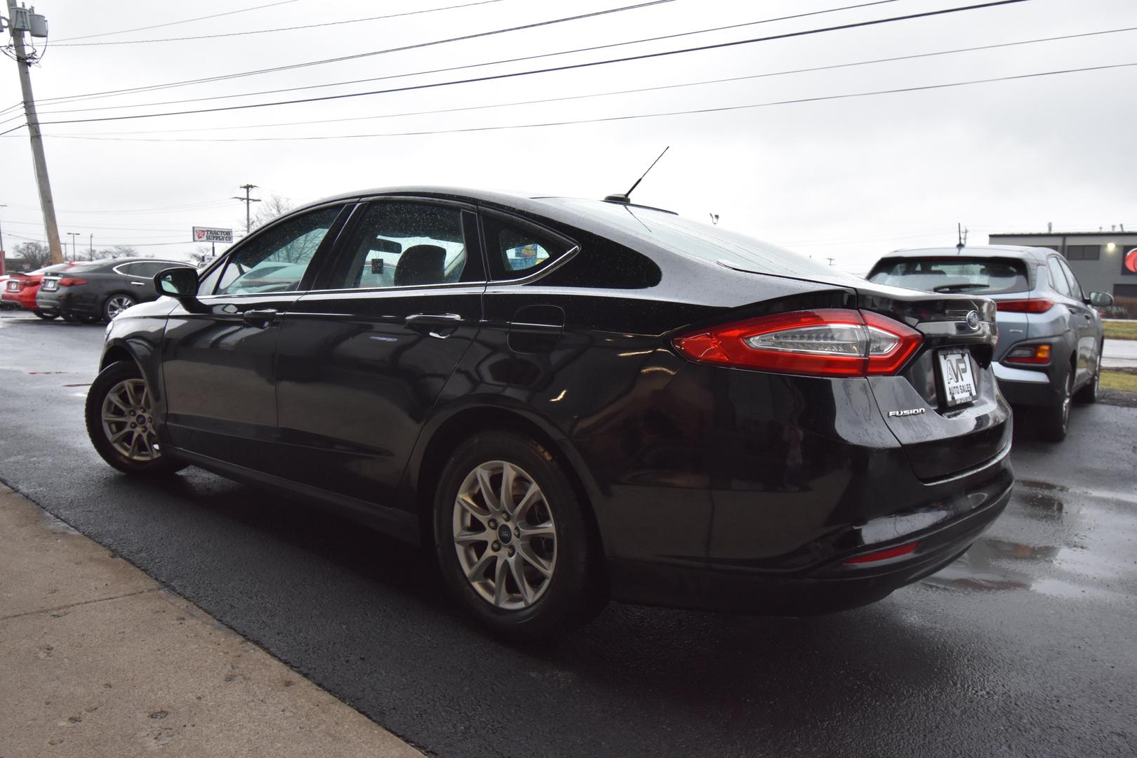 2016 Ford Fusion S photo 4