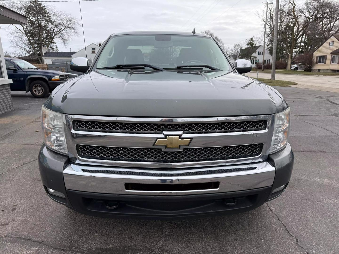 2011 Chevrolet Silverado 1500 LT photo 2