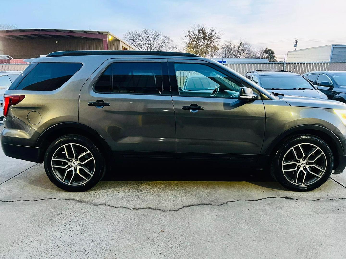 2016 Ford Explorer Sport photo 14