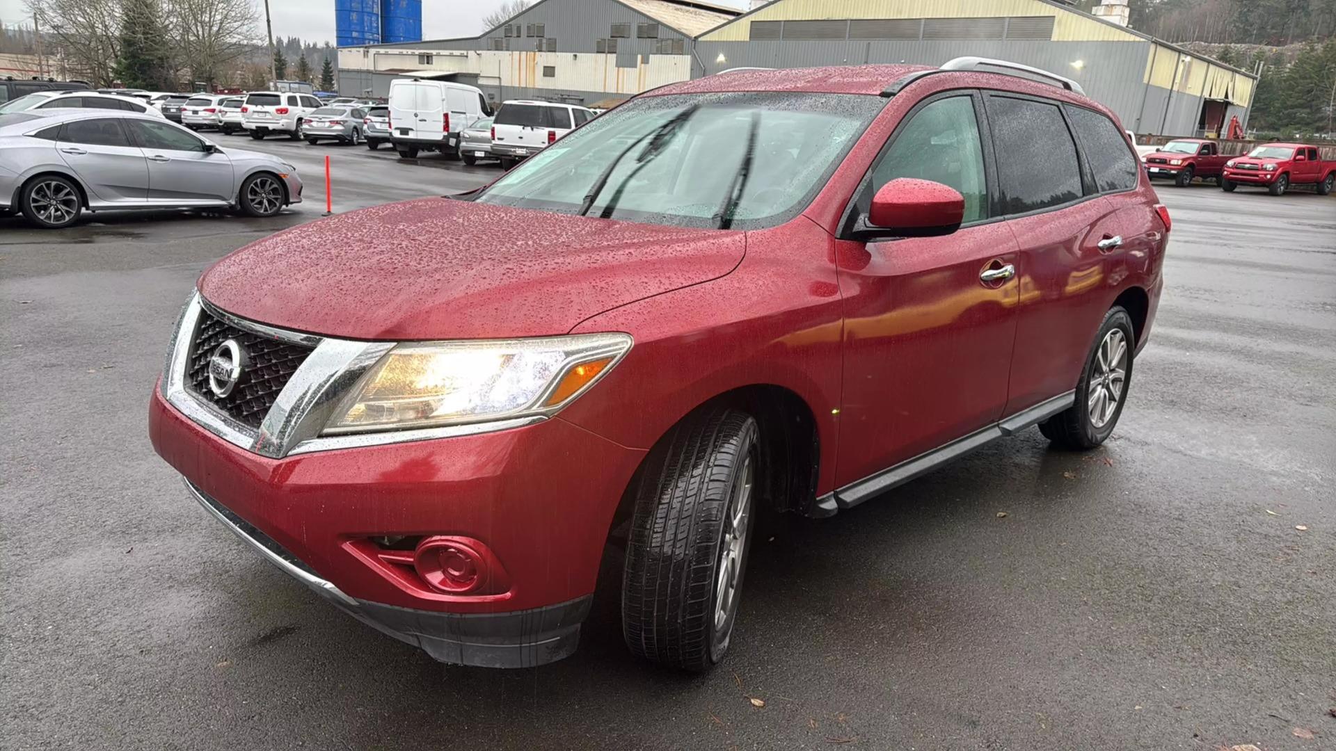 2014 Nissan Pathfinder SV photo 3